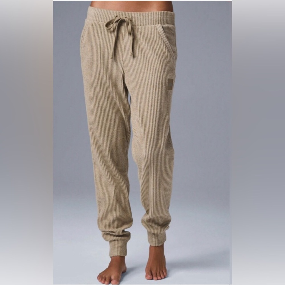 NWT Alo yoga muse sweatpants gravel Heather M soft cozy lounging joggers
